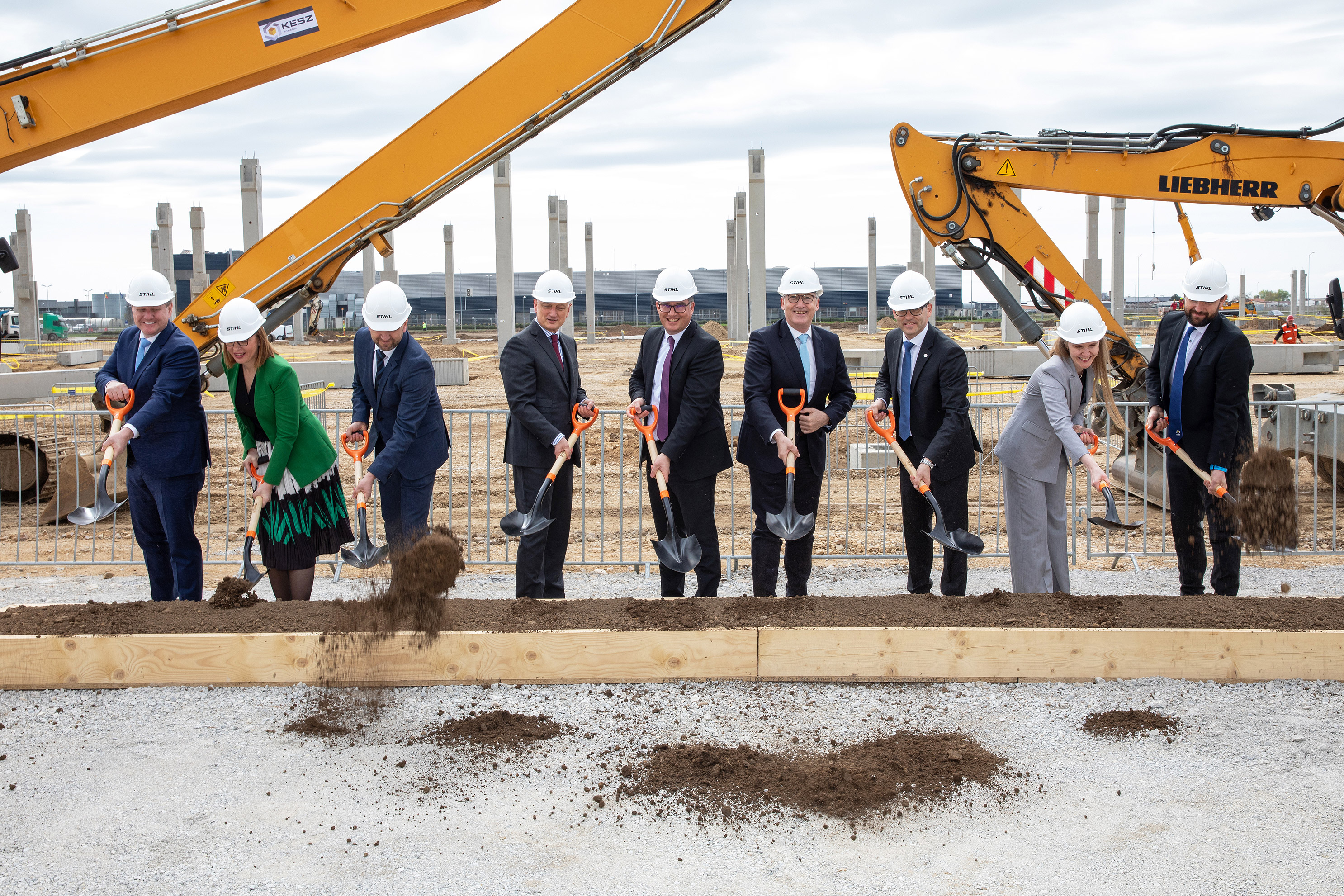 Συμβολική τελετή έναρξης θεμελίωσης νέας μονάδας παραγωγής μπαταριών στη Ρουμανία: (από αριστερά) Michael Traub, Πρόεδρος του Εκτελεστικού Συμβουλίου της STIHL, Alina Silaghi, Γενική Διευθύντρια ADLO, Florin Birta, Δήμαρχος της πόλης Oradea, Δρ. Nikolas Stihl, Πρόεδρος του Συμβουλευτικού Συμβουλίου της STIHL, Martin Schwarz, Μέλος του Εκτελεστικού Συμβουλίου της STIHL για την Κατασκευή και (και) Υλικά, Δρ. Michael Prochaska, Μέλος του Εκτελεστικού Συμβουλίου της STIHL, Ανθρώπινο Δυναμικό και Νομικά Θέματα, Δρ. Ρόμπερτ Φόυλνερ, Διευθύνων Σύμβουλος ANDREAS STIHL POWER TOOLS SRL Ρουμανία, Noemi Straub, Αντιπρόεδρος Οικονομικών, Νομικών & Πληροφορικής, Διαχειριστής ANDREAS STIHL POWER TOOLS SRL Ρουμανίας και Attila Puskás, Συμβαλλόμενος Διευθυντής Kész Romania. 